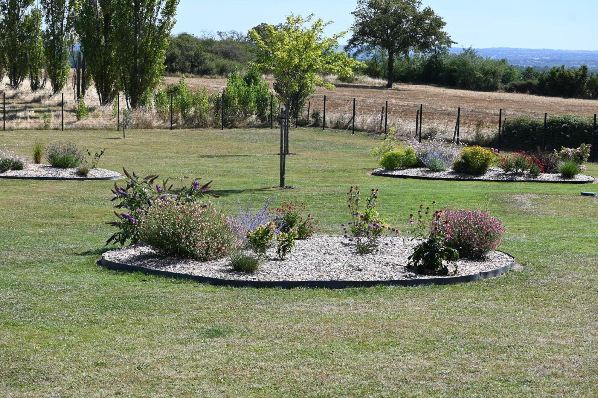 Aux 3 Forets Bizeneuille Exterior photo
